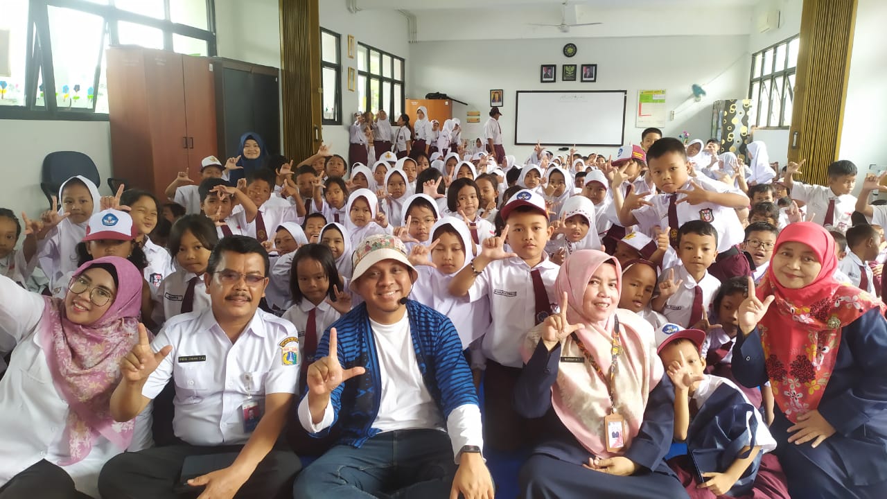 Wisata LiterAsyik Ke SDN Cipinang Besar Selatan 13